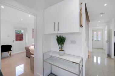 Luxury 5 bedroom Serviced House Leavesden