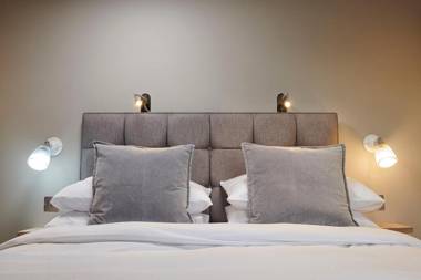 The Bridge Pub & Rooms