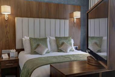 B/W Plus The Croft Hotel