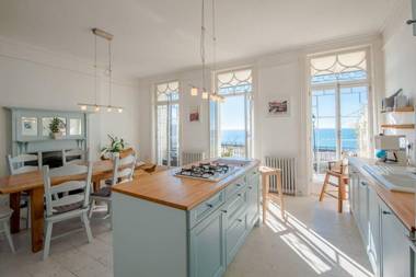 The Wellington: Two bedroom apartment with balcony and sea views