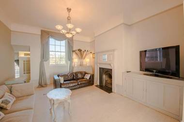 The Wellington: Two bedroom apartment with balcony and sea views