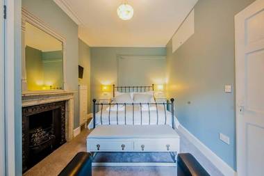 The Wellington: Two bedroom apartment with balcony and sea views