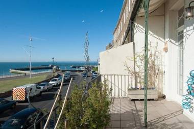 The Wellington: Two bedroom apartment with balcony and sea views