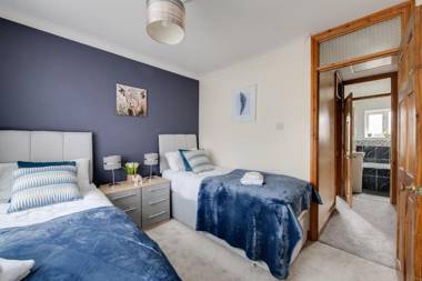 Cosy Contractor & Family House with Free Parking by ComfyWorkers