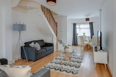 Cosy Contractor & Family House with Free Parking by ComfyWorkers