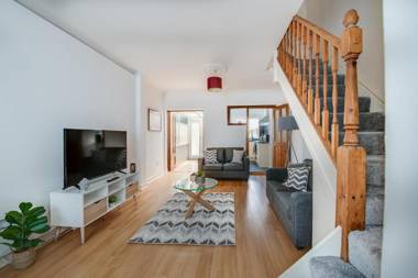 Cosy Contractor & Family House with Free Parking by ComfyWorkers