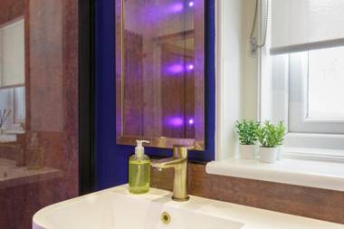 Stopover at CORMORANT PLACE LUXURY PAD