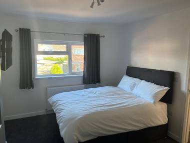 Stunning modern 6-Bedroom house all with en-suite