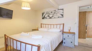 2 bed- Crow's Nest by Pureserviced