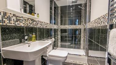 2 bed- Crow's Nest by Pureserviced