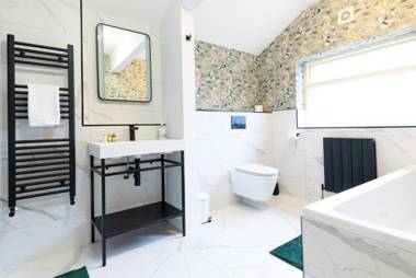 Host & Stay - Iris Cottage