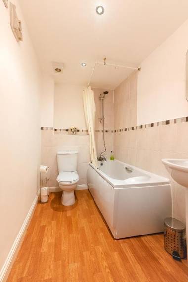 KVM - Peacock Apartment close to town by KVM Serviced Accommodation