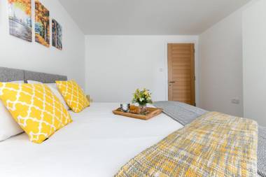 KVM - City Apartments town centre with parking by KVM Serviced Accommodation