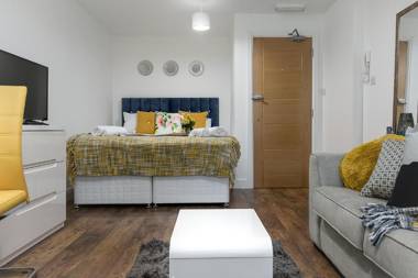 KVM - City Apartments town centre with parking by KVM Serviced Accommodation