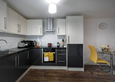 KVM - City Apartments town centre with parking by KVM Serviced Accommodation