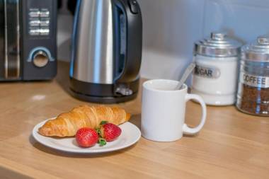 KVM - Sunshine Apartment by KVM Serviced Accommodation