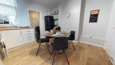 StayZo 2BR House Accommodation in Peterborough