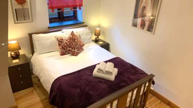 Penthouse 3 - Spacious Harbourside Apartment with Stunning Sea Views