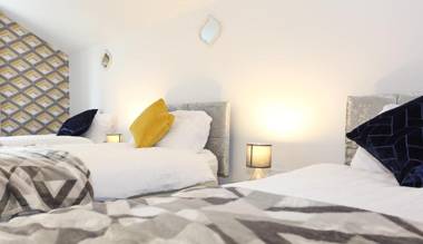 Contractor & Leisure Stays- FREE Parking with Great Location by ComfyWorkers