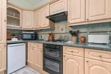 The Hollies - Short Walk to Beach Peaceful Location Parking