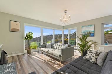 Solace - Beautiful Cottage Views over the Wooded Valley