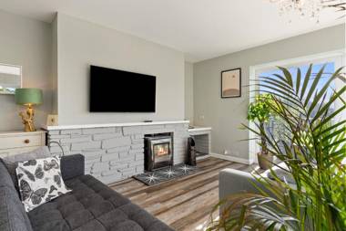 Solace - Beautiful Cottage Views over the Wooded Valley