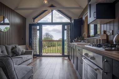 Cabin In The Woods - 1 Bedroom Lodge - Kilgetty