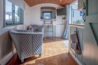 Willow - 1 Bedroom Shepherds Hut - Amroth