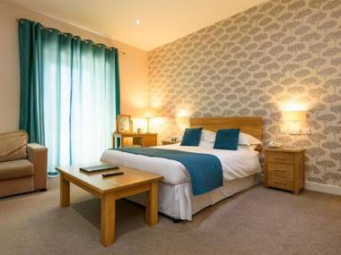 The Britannia Inn & Waves Restaurant