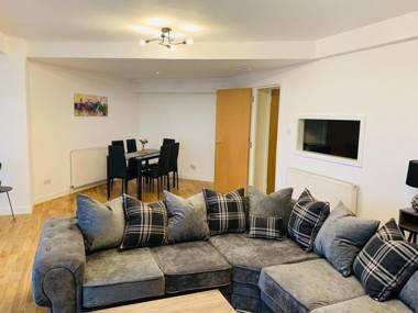 Modern 2 Bed Apartment Close to Gla Airport & M8