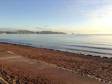 PAIGNTON BEACH SEAFRONT GROUND FLOOR GARDEN FLAT 1 Sleeps 2 ADULTS 4 CHILDREN GARDEN FLAT 2 Sleeps 2 ADULTS 1 CHILD Private Entrances Bathroom Microwaves Gardens WIFI Parking Tea coffee Fridges