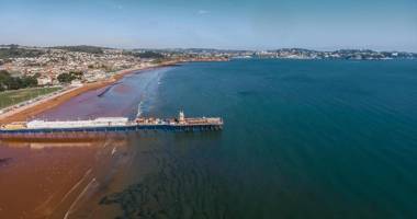 PAIGNTON BEACH SEAFRONT GROUND FLOOR GARDEN FLAT 1 Sleeps 2 ADULTS 4 CHILDREN GARDEN FLAT 2 Sleeps 2 ADULTS 1 CHILD Private Entrances Bathroom Microwaves Gardens WIFI Parking Tea coffee Fridges