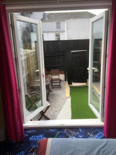 PAIGNTON BEACH SEAFRONT GROUND FLOOR GARDEN FLAT 1 Sleeps 2 ADULTS 4 CHILDREN  GARDEN FLAT 2 Sleeps 2 ADULTS 1 CHILD  Private Entrances  Bathroom Microwaves Gardens WIFI Parking Tea coffee Fridges 