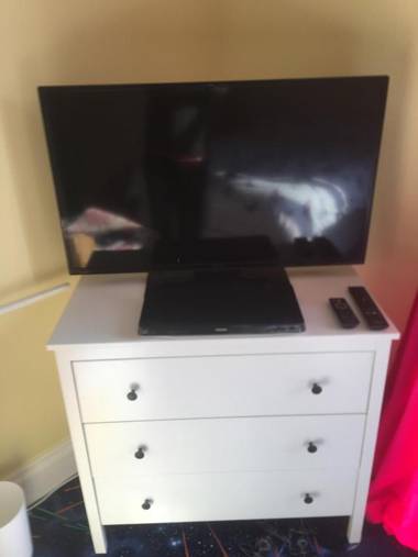 SINGER HOUSE PAIGNTON SEAFRONT TORBAY GROUND FLOOR DISABLED & FAMILY SELF CONTAINED GARDEN FLAT PRIVATE ENTRANCE KITCHEN 2 BEDROOMS Private Parking Wifi Movies Bathroom fridge microwave Toy room 2 DOUBLE BEDS & 2 SINGLE BEDS