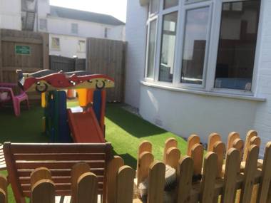 SINGER HOUSE PAIGNTON SEAFRONT TORBAY GROUND FLOOR DISABLED & FAMILY SELF CONTAINED GARDEN FLAT PRIVATE ENTRANCE KITCHEN 2 BEDROOMS Private Parking Wifi Movies Bathroom fridge microwave Toy room 2 DOUBLE BEDS & 2 SINGLE BEDS