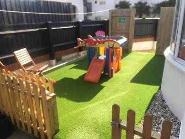 SINGER HOUSE  PAIGNTON SEAFRONT  TORBAY  GROUND FLOOR DISABLED & FAMILY SELF CONTAINED GARDEN FLAT  PRIVATE ENTRANCE  KITCHEN 2 BEDROOMS  Private Parking Wifi  Movies Bathroom fridge  microwave  Toy room  2 DOUBLE BEDS & 2 SINGLE BEDS