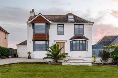 Romany - Chic and peaceful beach house & parking