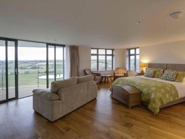 The Pickwick Inn & Oliver's Restaurant