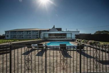 The Pickwick Inn & Oliver's Restaurant