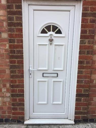 3 bed house ideal for a group sleeps up to 6 with garden and free parking