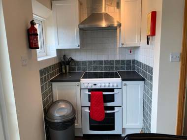 3 bed house ideal for a group sleeps up to 6 with garden and free parking