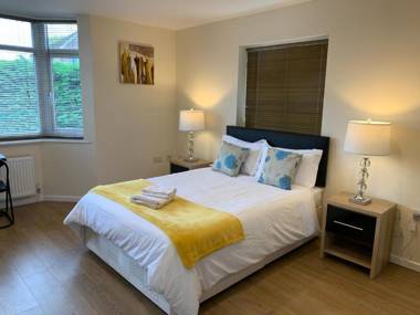 Very spacious 6 bed house with 2 en-suites garden and free parking ideal for a large group sleeps up to 12