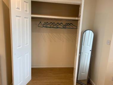 Very spacious 6 bed house with 2 en-suites garden and free parking ideal for a large group sleeps up to 12