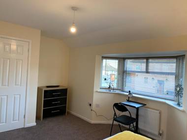 Very spacious 6 bed house with 2 en-suites garden and free parking ideal for a large group sleeps up to 12