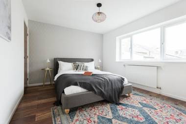 The Century Chalet - Contemporary 2BDR Townhouse with Parking