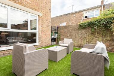 The Century Chalet - Contemporary 2BDR Townhouse with Parking