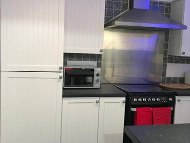 Spacious 5 Bed Apartment Ideal for Contractors with parking in Iffley Oxford by BedsAway