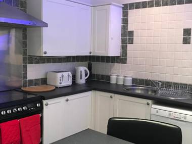 Spacious 5 Bed Apartment Ideal for Contractors with parking in Iffley Oxford by BedsAway