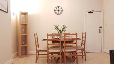 Spacious 5 Bed Apartment Ideal for Contractors with parking in Iffley Oxford by BedsAway