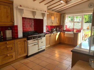 Very spacious Victorian 4 bedroom house with lovely garden and parking in North Oxford